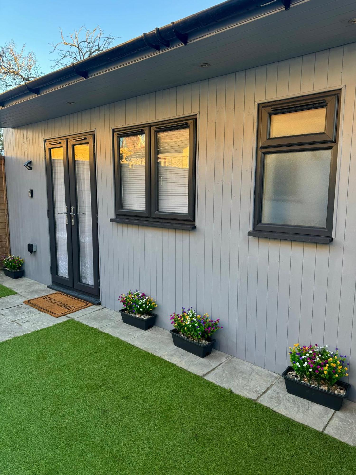 Cozy Cabin London Exterior photo