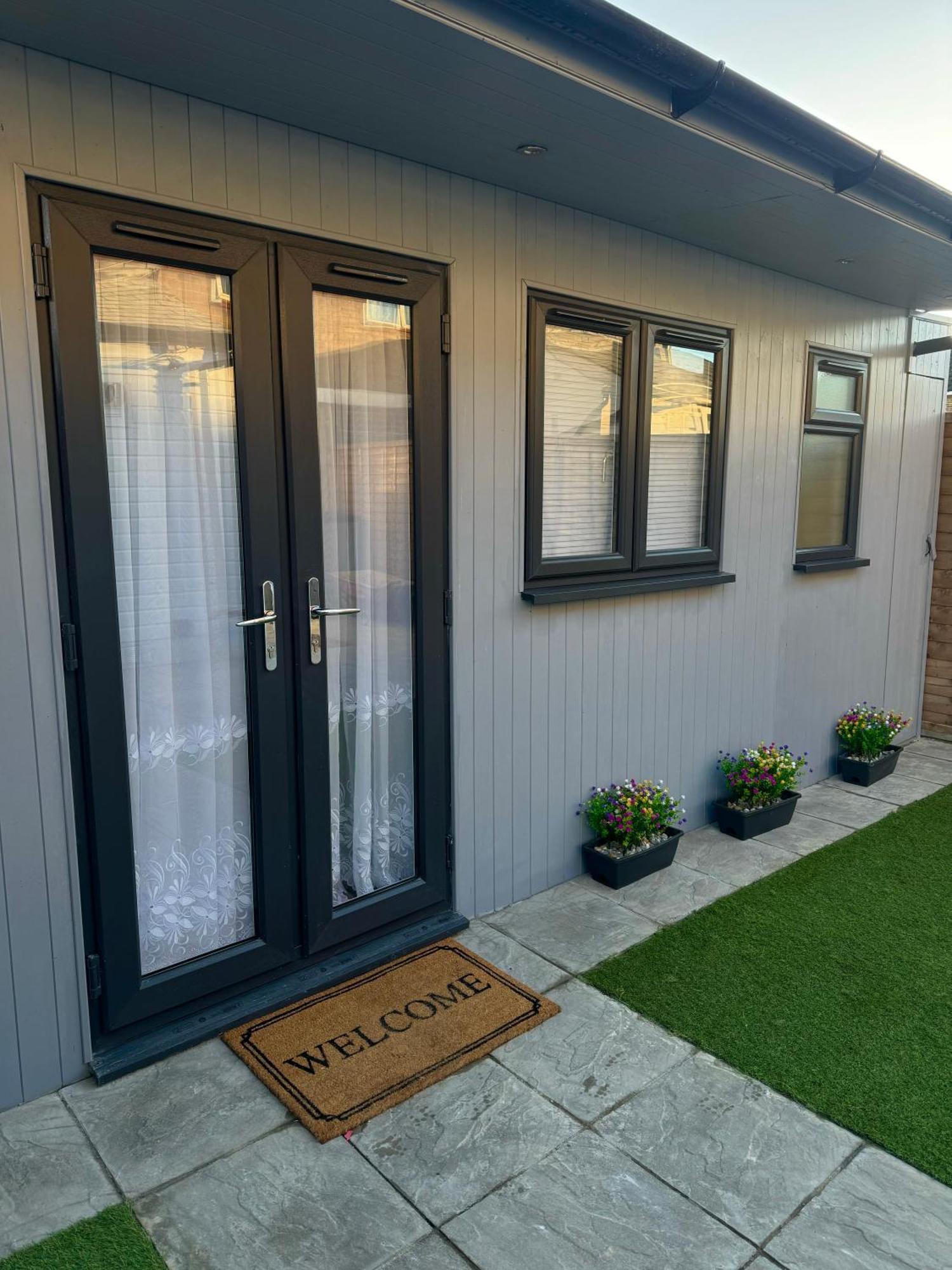 Cozy Cabin London Exterior photo